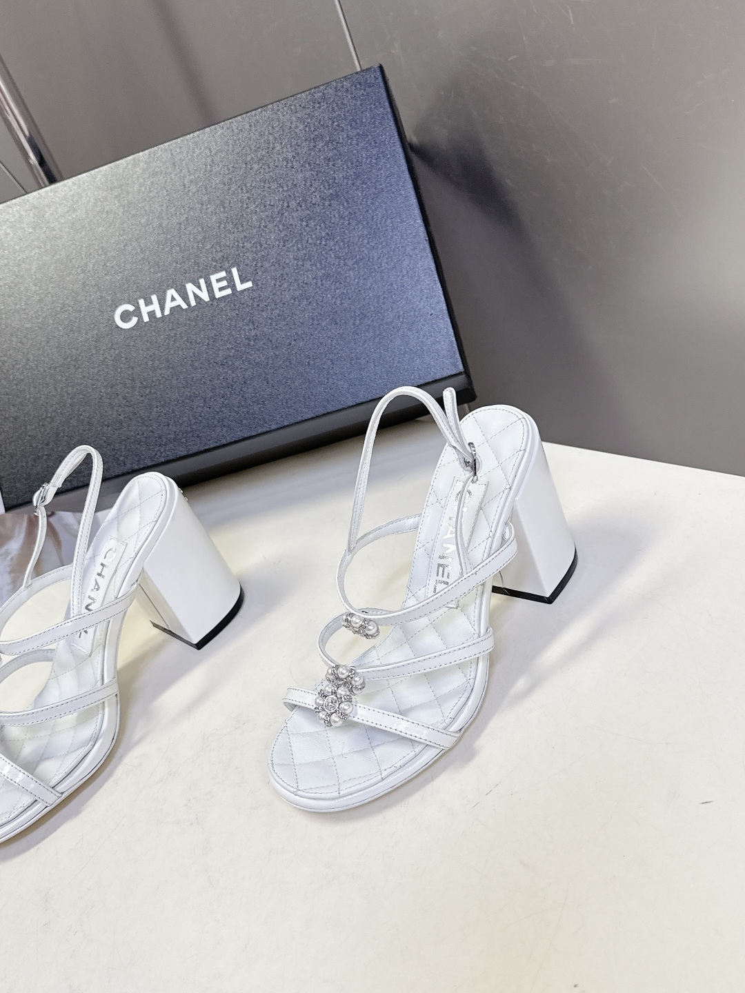 香奈儿CHANEL春夏最新款粗跟凉鞋 超多网红时尚博主种草 高级感舒适，配女神们的半身裙，不规则的尖头，