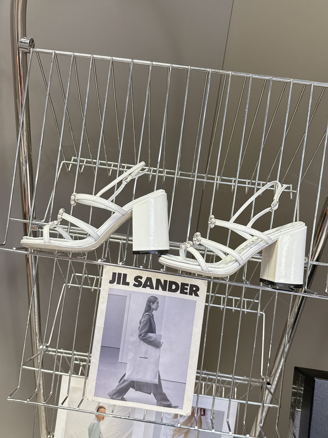 香奈儿CHANEL春夏最新款粗跟凉鞋 超多网红时尚博主种草 高级感舒适，配女神们的半身裙，不规则的尖头，