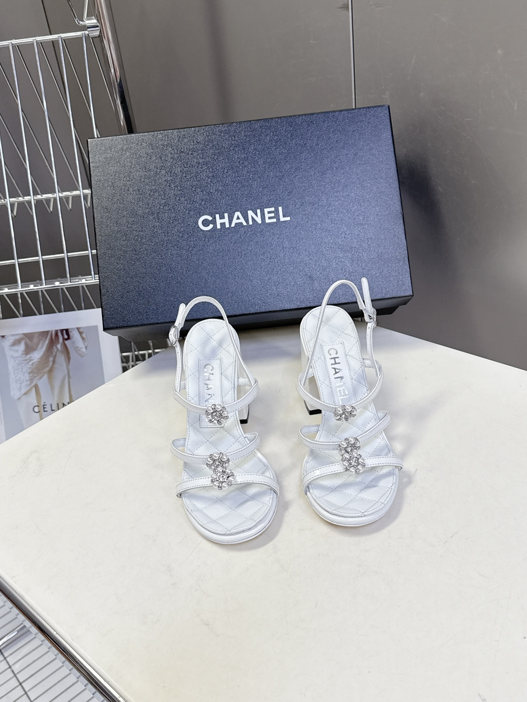 香奈儿CHANEL春夏最新款粗跟凉鞋 超多网红时尚博主种草 高级感舒适，配女神们的半身裙，不规则的尖头，