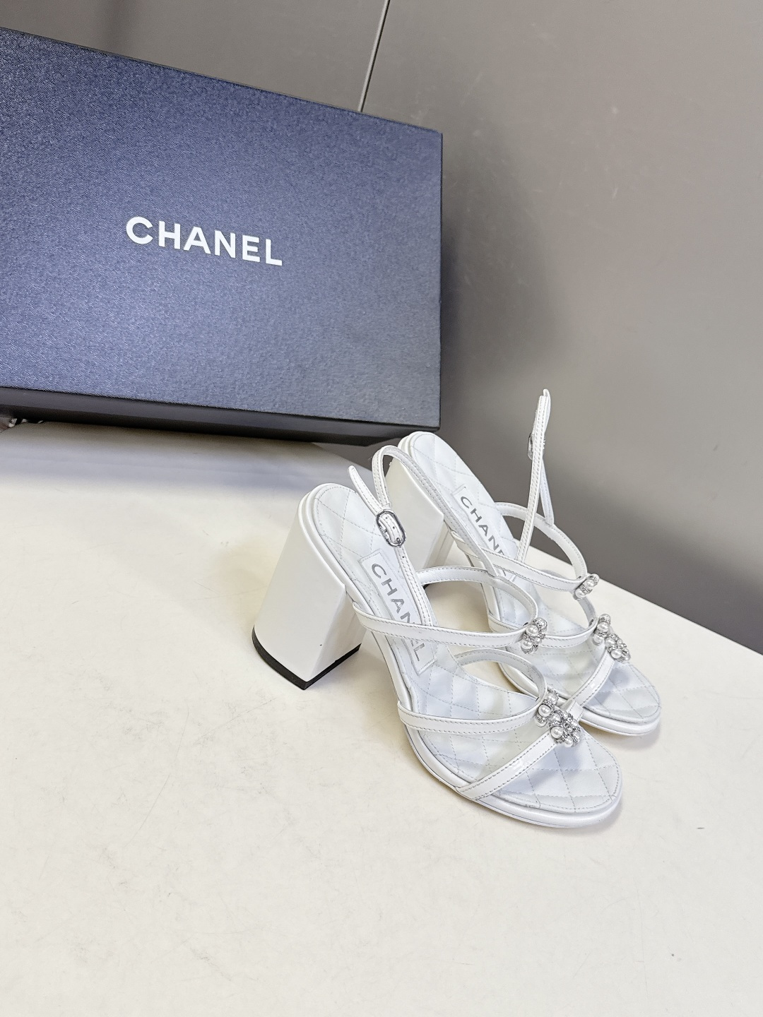 香奈儿CHANEL春夏最新款粗跟凉鞋 超多网红时尚博主种草 高级感舒适，配女神们的半身裙，不规则的尖头，