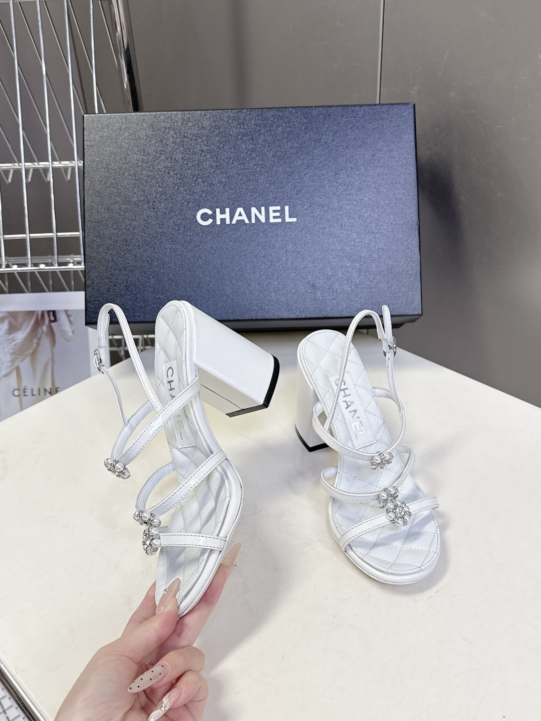 香奈儿CHANEL春夏最新款粗跟凉鞋 超多网红时尚博主种草 高级感舒适，配女神们的半身裙，不规则的尖头，