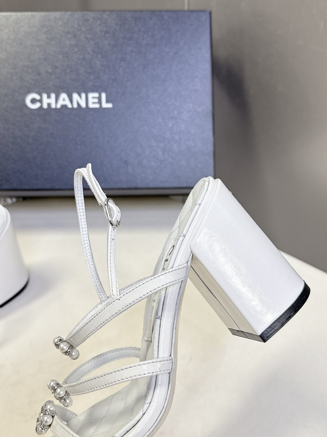 香奈儿CHANEL春夏最新款粗跟凉鞋 超多网红时尚博主种草 高级感舒适，配女神们的半身裙，不规则的尖头，