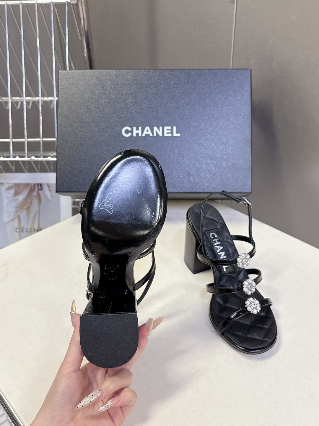 香奈儿CHANEL春夏最新款粗跟凉鞋 超多网红时尚博主种草 高级感舒适，配女神们的半身裙，不规则的尖头，