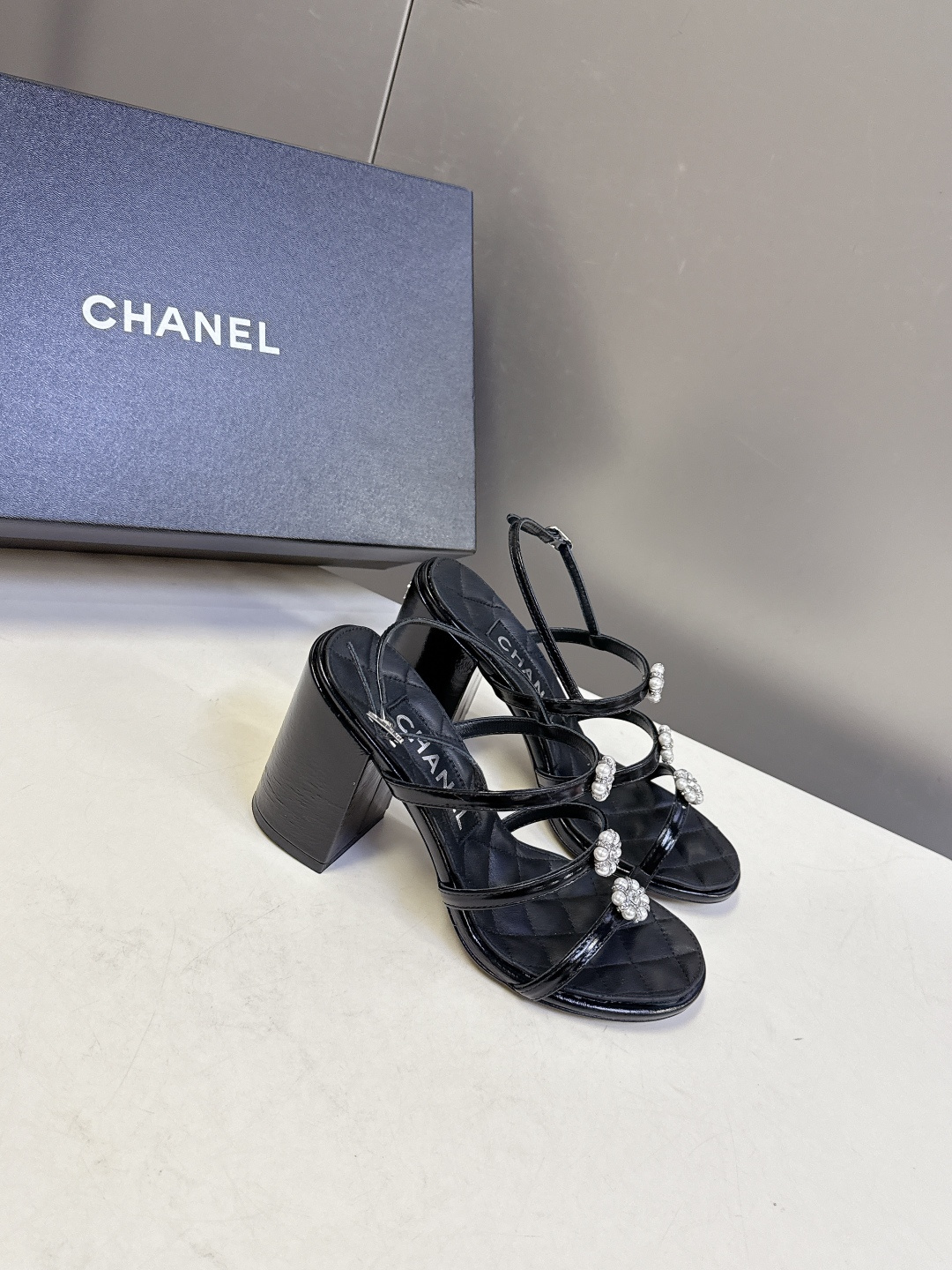 香奈儿CHANEL春夏最新款粗跟凉鞋 超多网红时尚博主种草 高级感舒适，配女神们的半身裙，不规则的尖头，