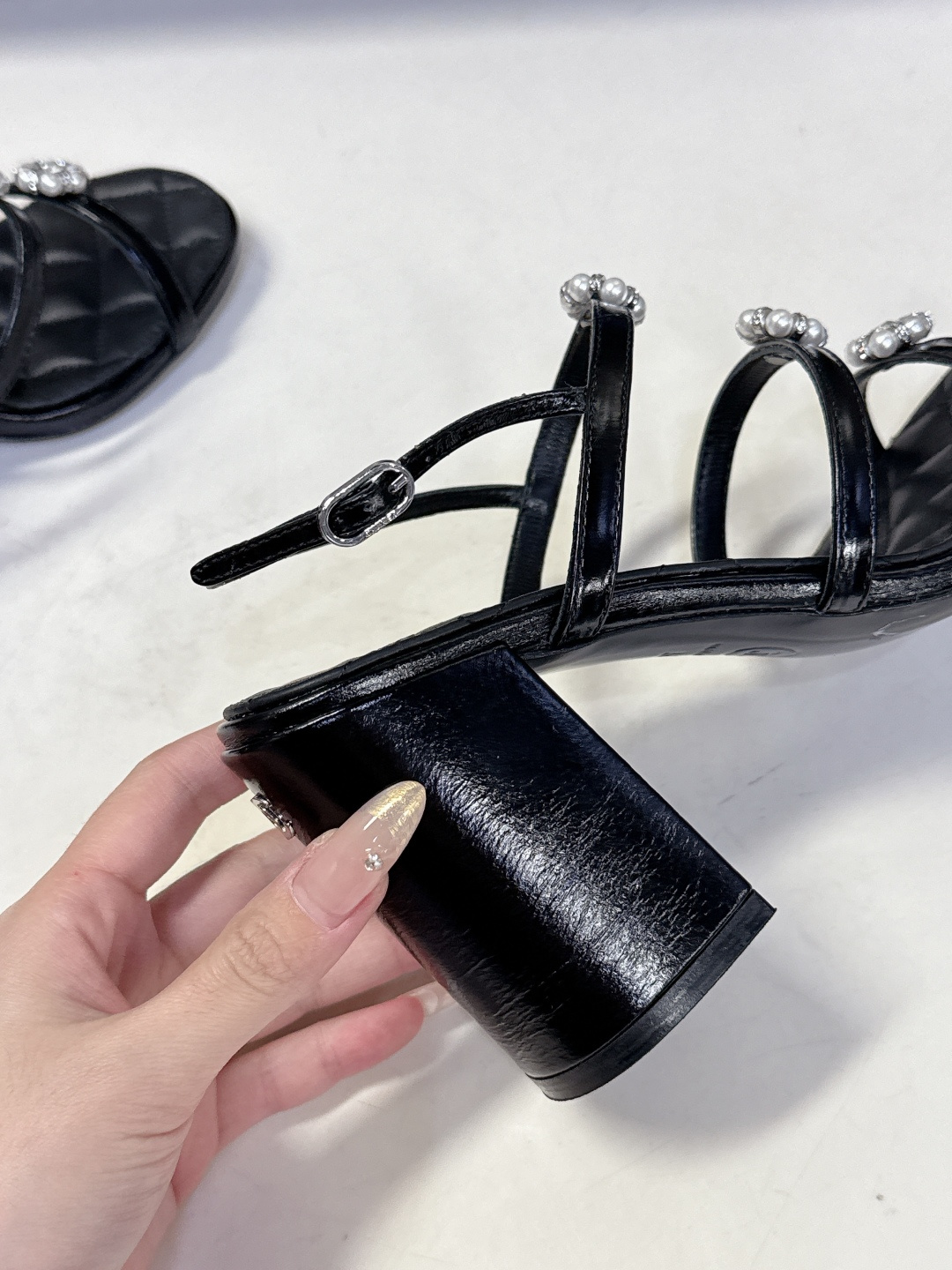 香奈儿CHANEL春夏最新款粗跟凉鞋 超多网红时尚博主种草 高级感舒适，配女神们的半身裙，不规则的尖头，