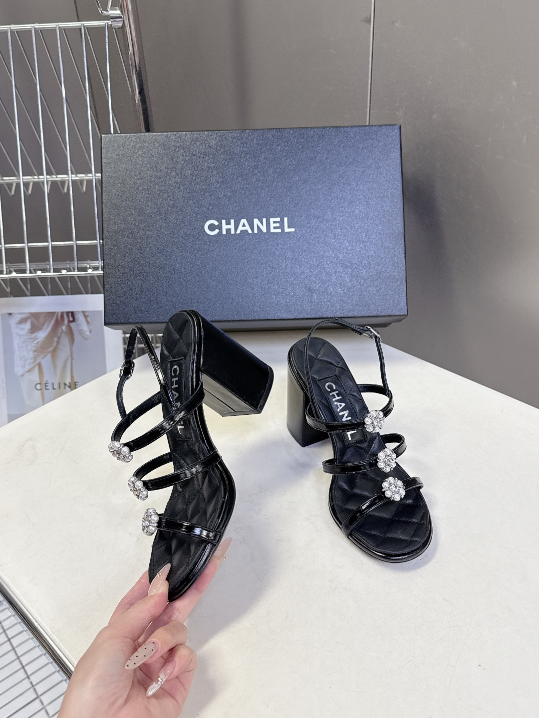 香奈儿CHANEL春夏最新款粗跟凉鞋 超多网红时尚博主种草 高级感舒适，配女神们的半身裙，不规则的尖头，