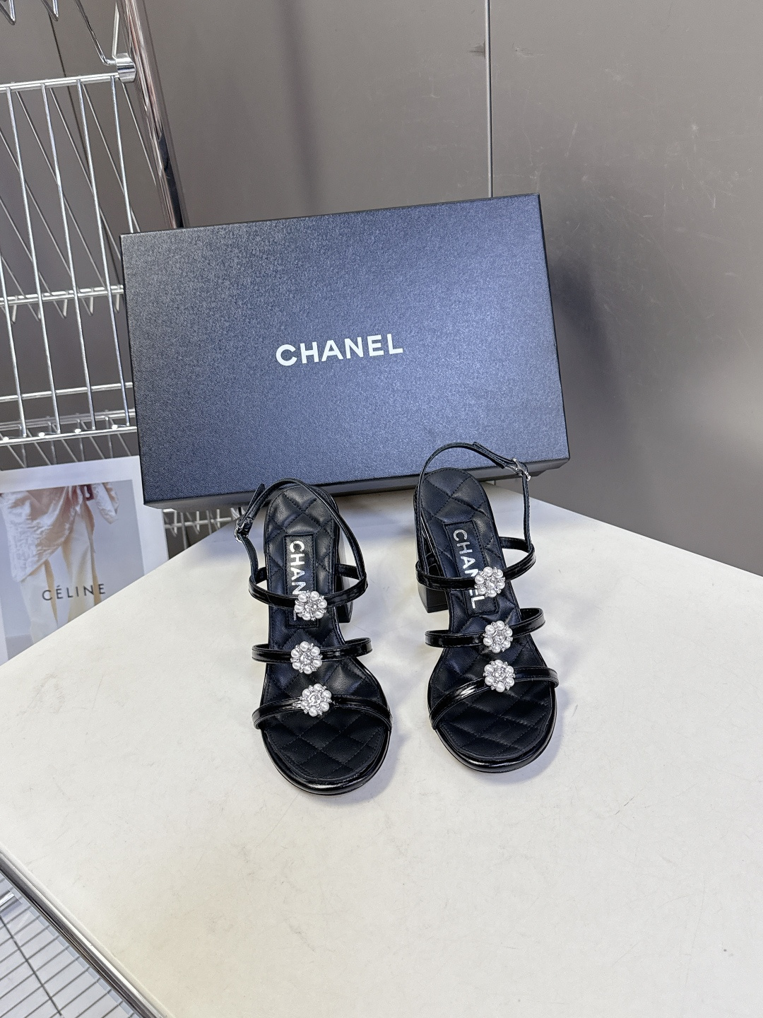 香奈儿CHANEL春夏最新款粗跟凉鞋 超多网红时尚博主种草 高级感舒适，配女神们的半身裙，不规则的尖头，