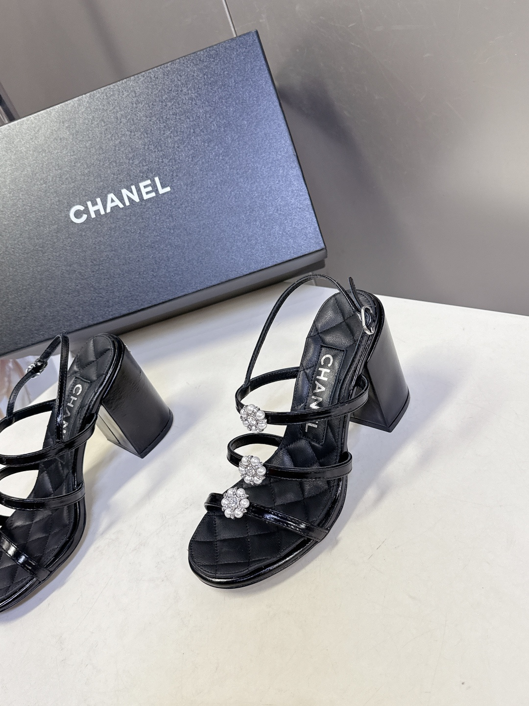 香奈儿CHANEL春夏最新款粗跟凉鞋 超多网红时尚博主种草 高级感舒适，配女神们的半身裙，不规则的尖头，