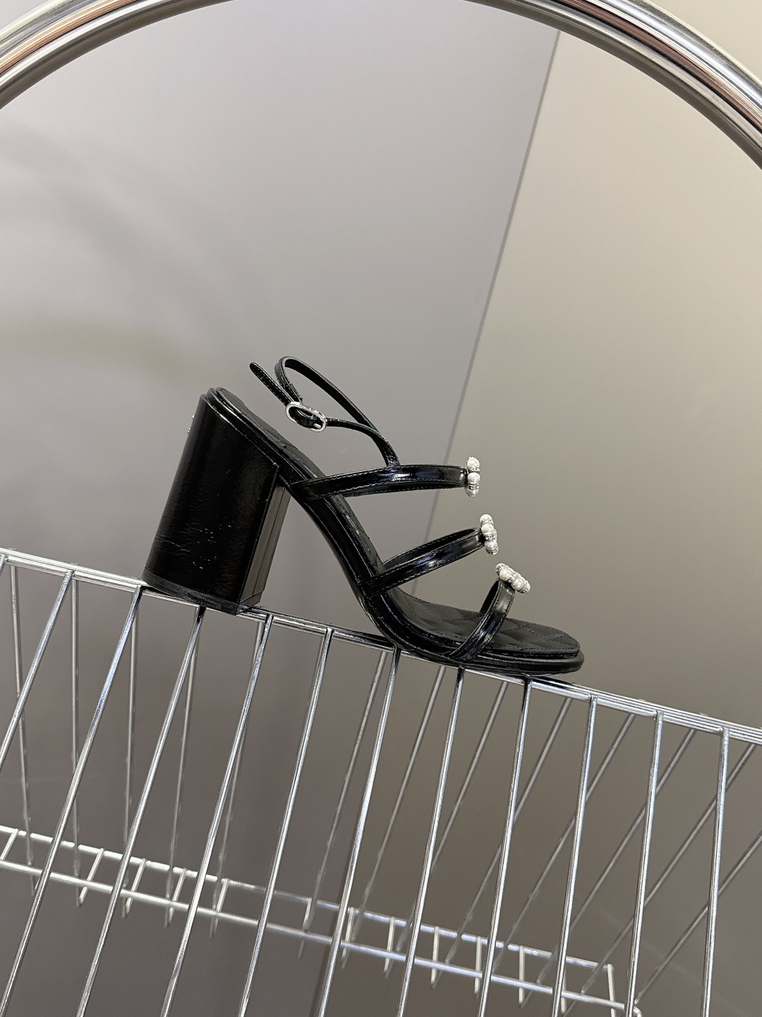 香奈儿CHANEL春夏最新款粗跟凉鞋 超多网红时尚博主种草 高级感舒适，配女神们的半身裙，不规则的尖头，