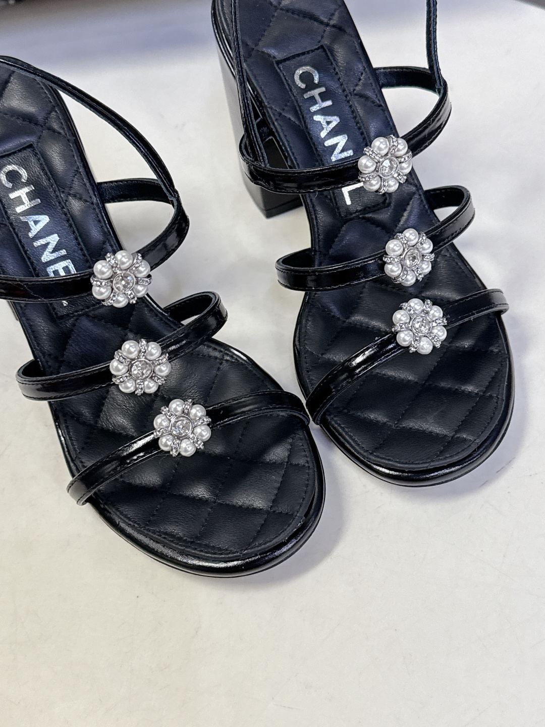 香奈儿CHANEL春夏最新款粗跟凉鞋 超多网红时尚博主种草 高级感舒适，配女神们的半身裙，不规则的尖头，