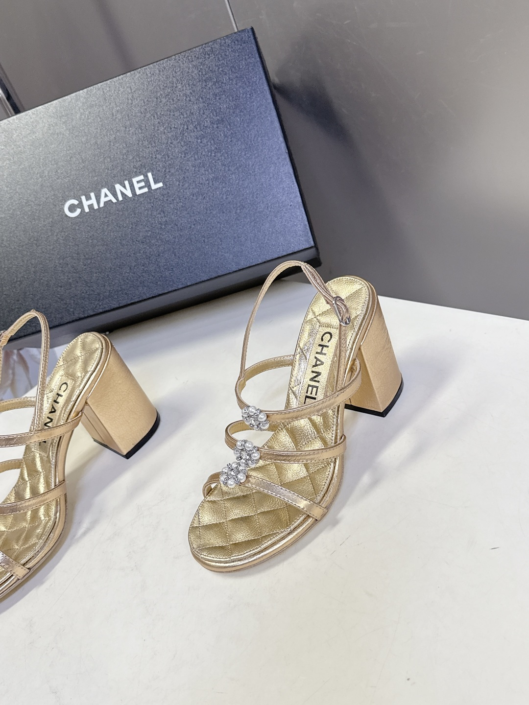 香奈儿CHANEL春夏最新款粗跟凉鞋 超多网红时尚博主种草 高级感舒适，配女神们的半身裙，不规则的尖头，