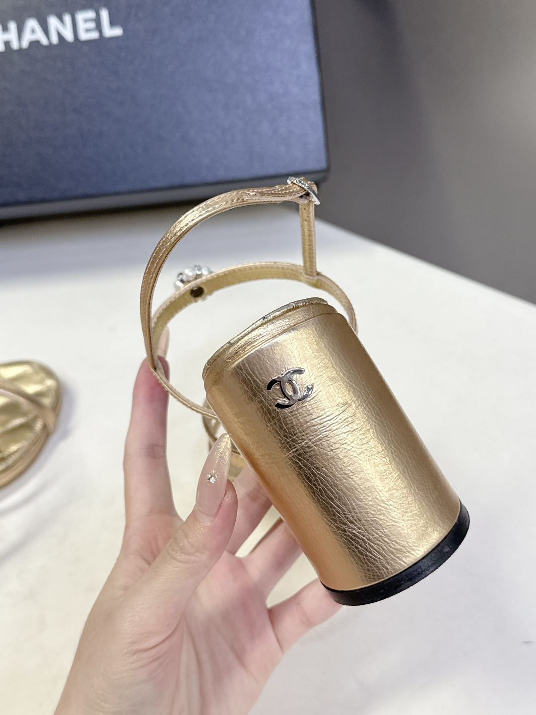 香奈儿CHANEL春夏最新款粗跟凉鞋 超多网红时尚博主种草 高级感舒适，配女神们的半身裙，不规则的尖头，