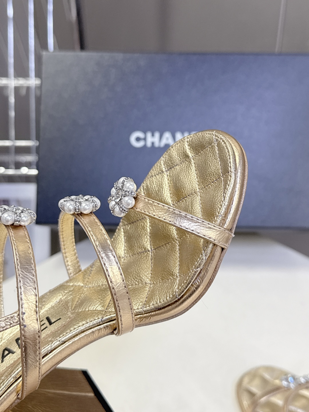 香奈儿CHANEL春夏最新款粗跟凉鞋 超多网红时尚博主种草 高级感舒适，配女神们的半身裙，不规则的尖头，