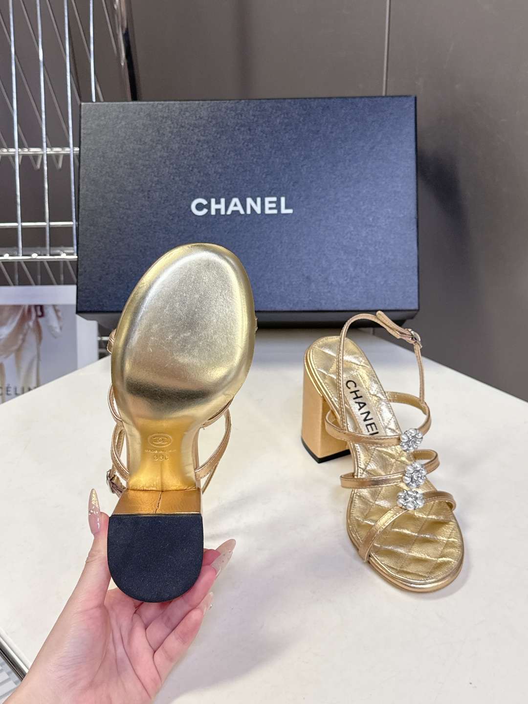 香奈儿CHANEL春夏最新款粗跟凉鞋 超多网红时尚博主种草 高级感舒适，配女神们的半身裙，不规则的尖头，