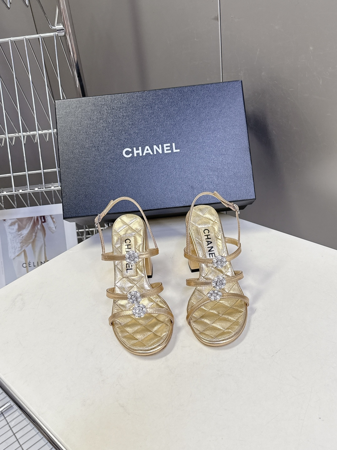 香奈儿CHANEL春夏最新款粗跟凉鞋 超多网红时尚博主种草 高级感舒适，配女神们的半身裙，不规则的尖头，