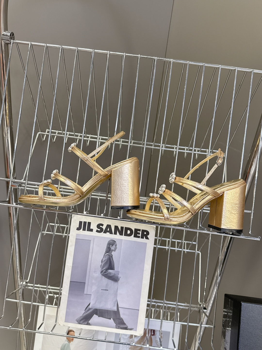 香奈儿CHANEL春夏最新款粗跟凉鞋 超多网红时尚博主种草 高级感舒适，配女神们的半身裙，不规则的尖头，