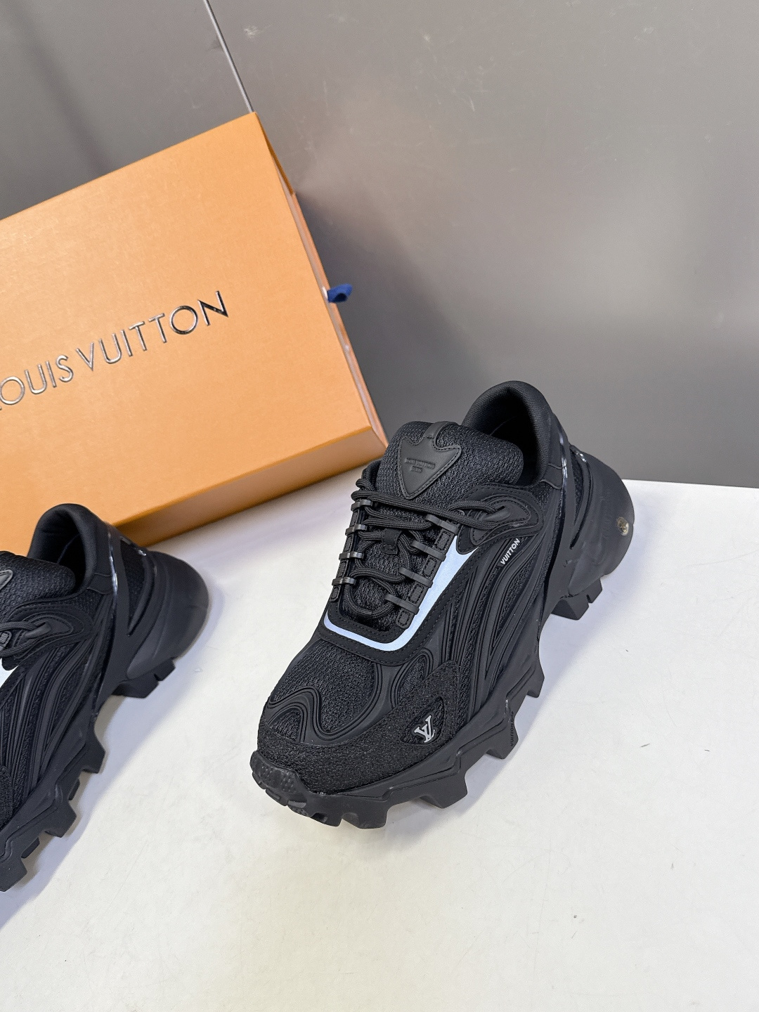 LOUIS VUITTON路易威登 驴牌春夏最新款 运动鞋 超多明星网红种草 原版购入开发 运动鞋融合网
