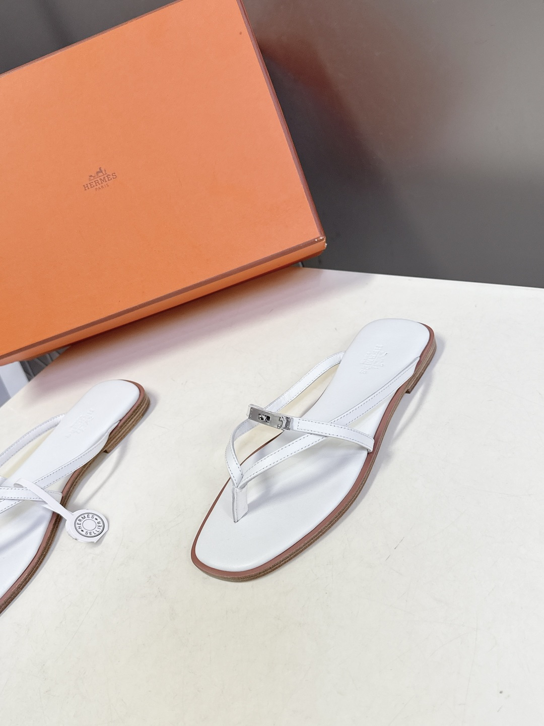 Hermes爱马仕春夏最新款Kelly扣人字拖鞋 柜柜超难配货 经典的方头版型 搭配极具辨识度五金 上脚