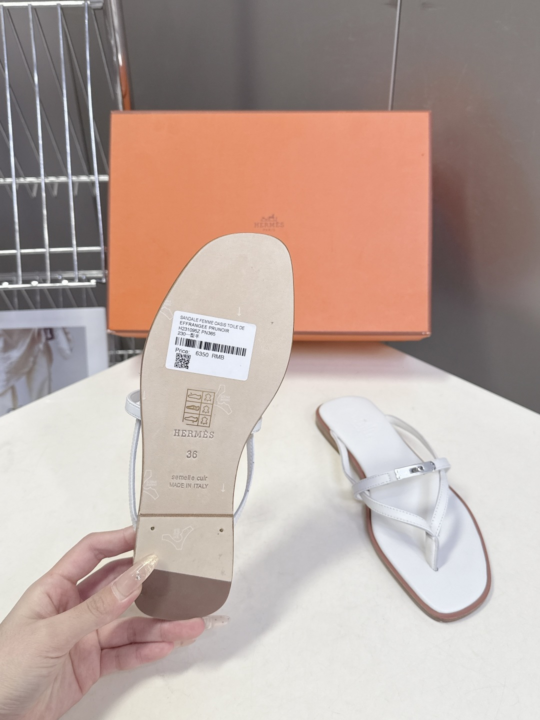 Hermes爱马仕春夏最新款Kelly扣人字拖鞋 柜柜超难配货 经典的方头版型 搭配极具辨识度五金 上脚