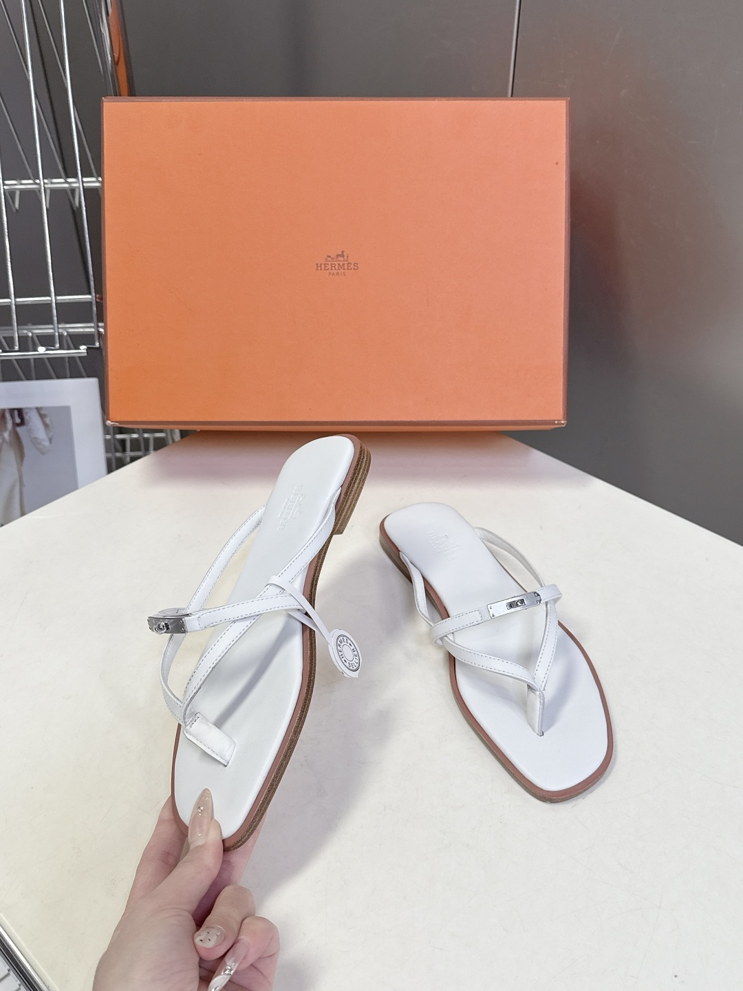 Hermes爱马仕春夏最新款Kelly扣人字拖鞋 柜柜超难配货 经典的方头版型 搭配极具辨识度五金 上脚