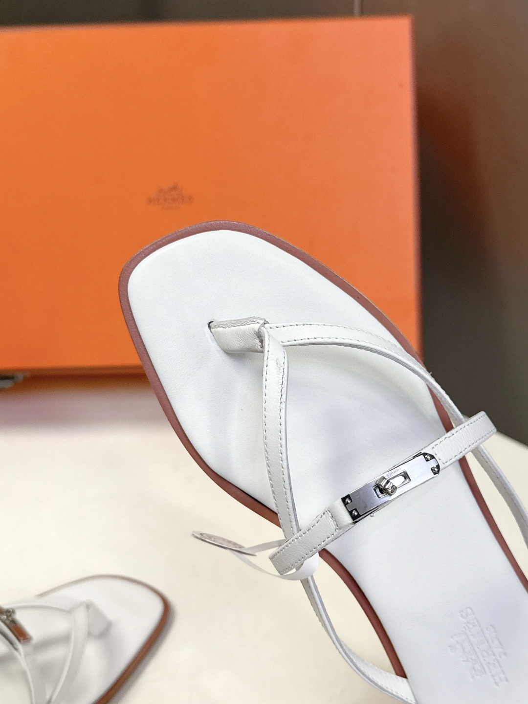 Hermes爱马仕春夏最新款Kelly扣人字拖鞋 柜柜超难配货 经典的方头版型 搭配极具辨识度五金 上脚