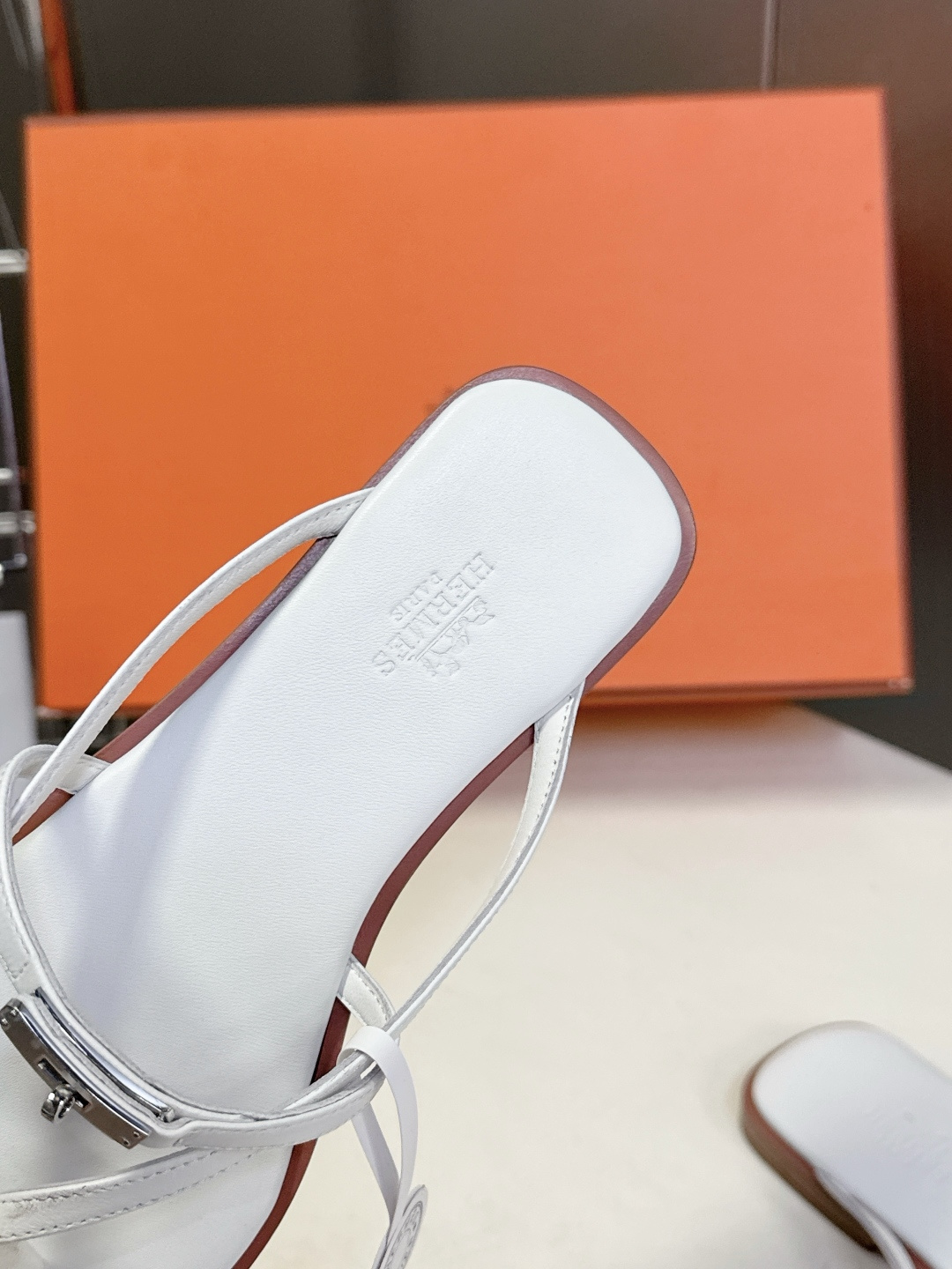 Hermes爱马仕春夏最新款Kelly扣人字拖鞋 柜柜超难配货 经典的方头版型 搭配极具辨识度五金 上脚