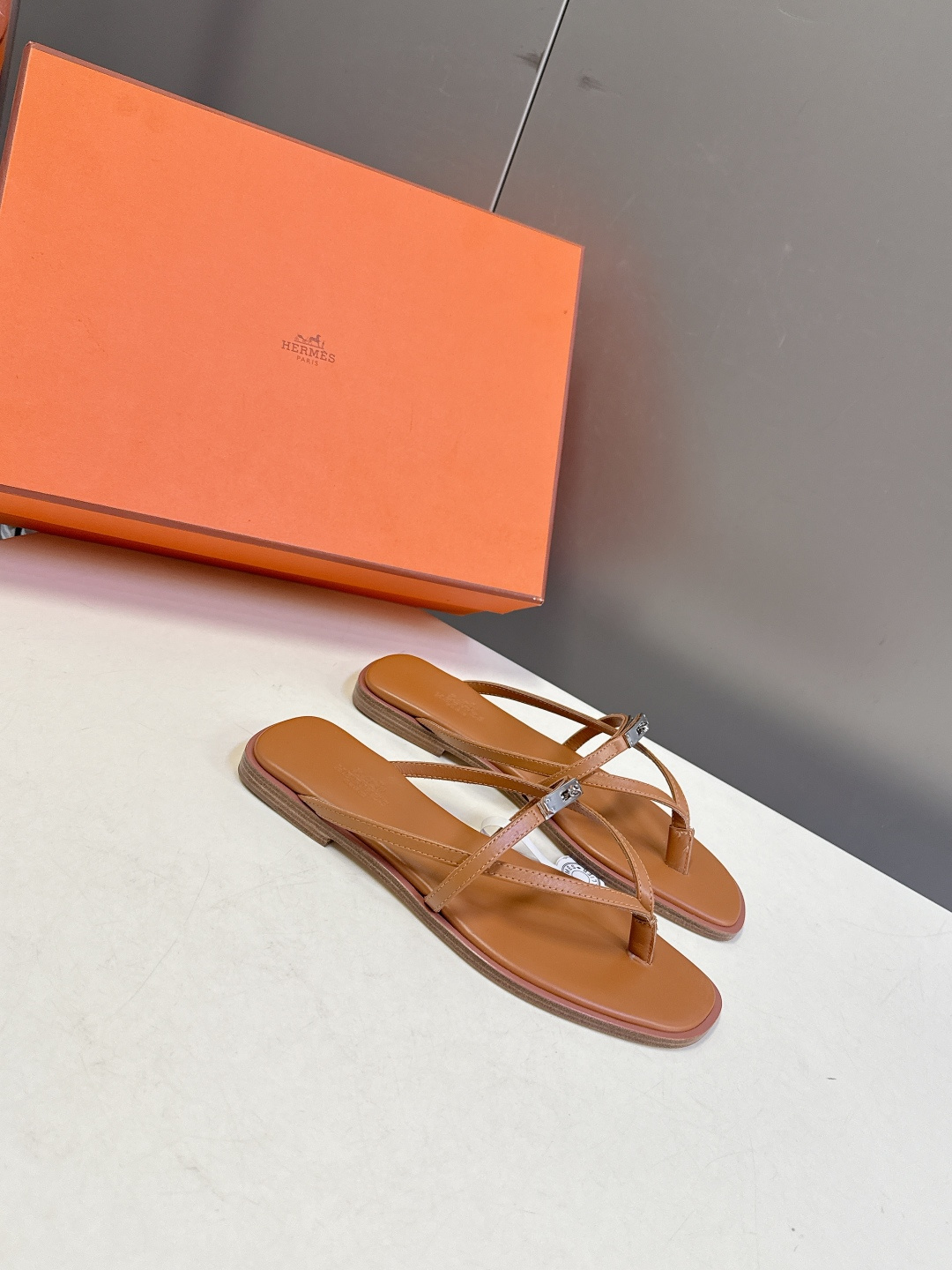 Hermes爱马仕春夏最新款Kelly扣人字拖鞋 柜柜超难配货 经典的方头版型 搭配极具辨识度五金 上脚
