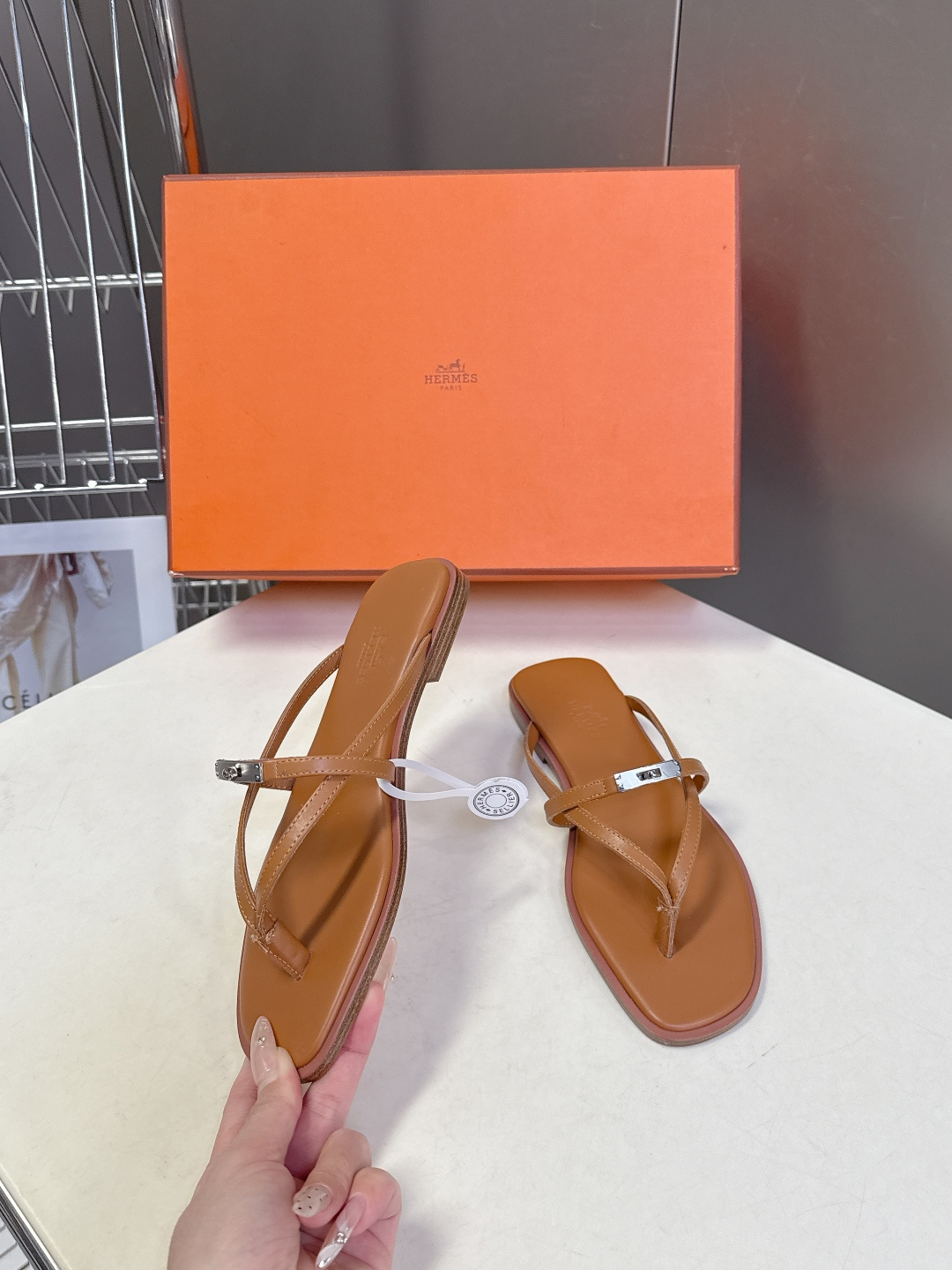 Hermes爱马仕春夏最新款Kelly扣人字拖鞋 柜柜超难配货 经典的方头版型 搭配极具辨识度五金 上脚