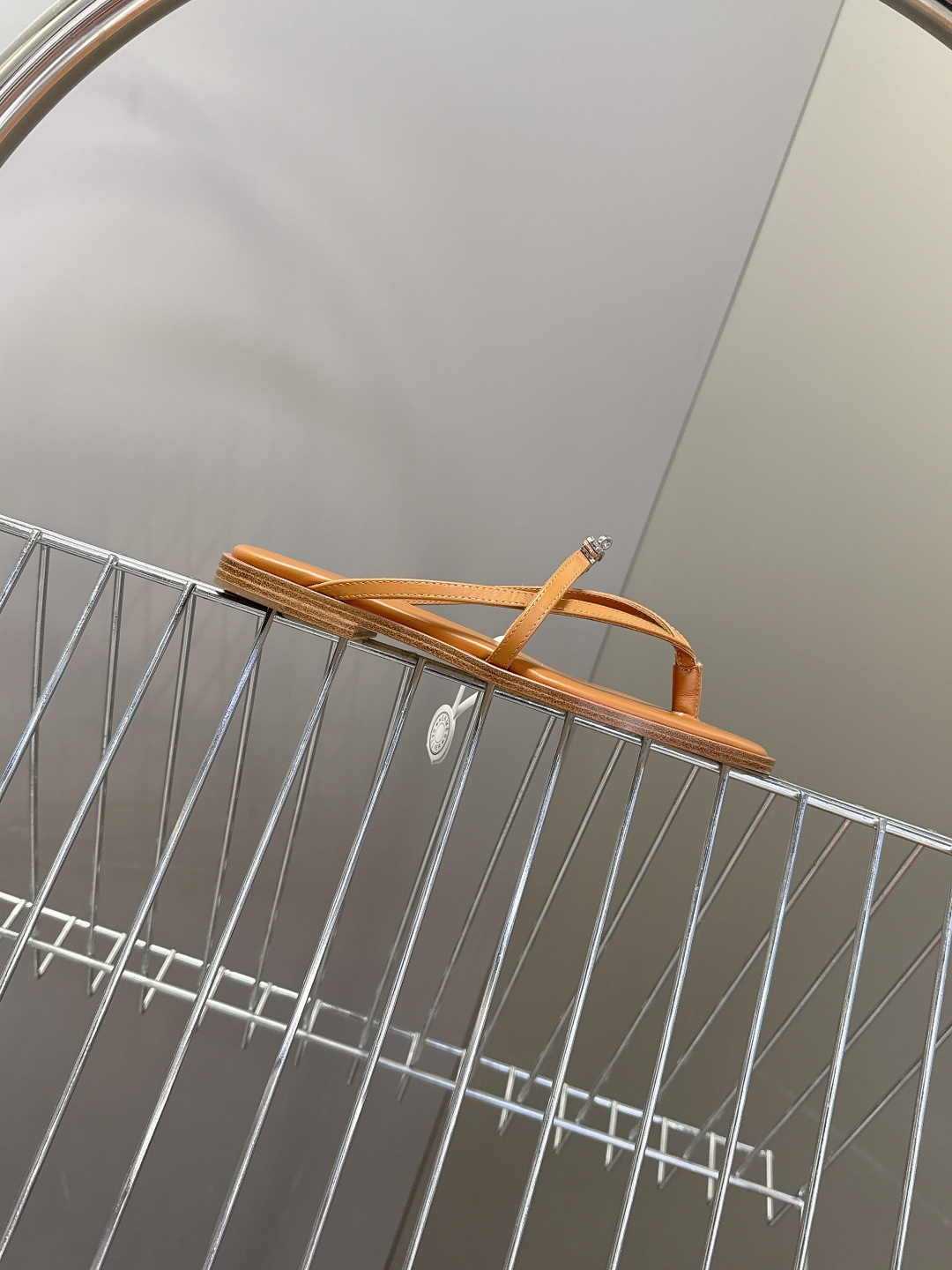 Hermes爱马仕春夏最新款Kelly扣人字拖鞋 柜柜超难配货 经典的方头版型 搭配极具辨识度五金 上脚