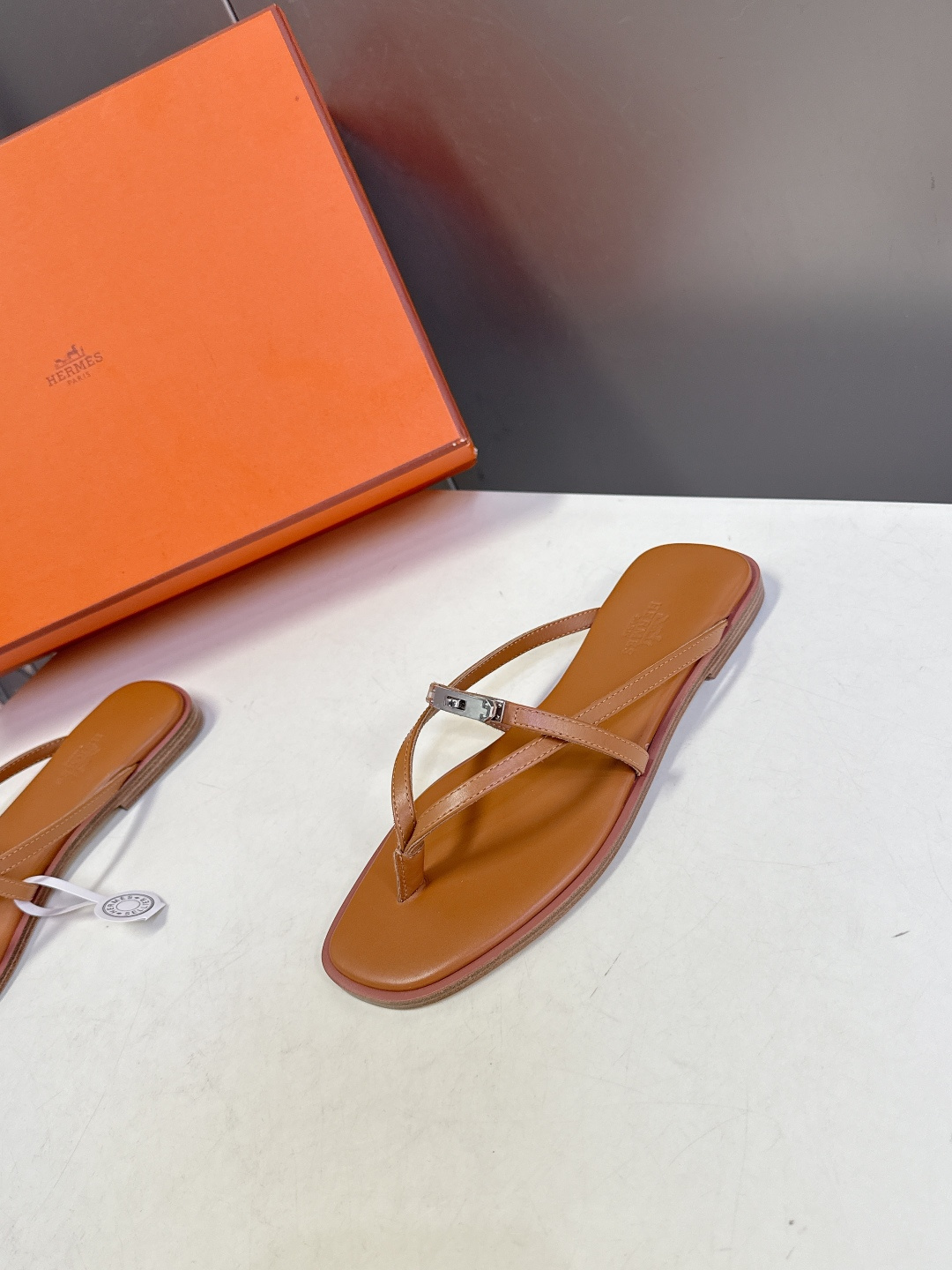Hermes爱马仕春夏最新款Kelly扣人字拖鞋 柜柜超难配货 经典的方头版型 搭配极具辨识度五金 上脚
