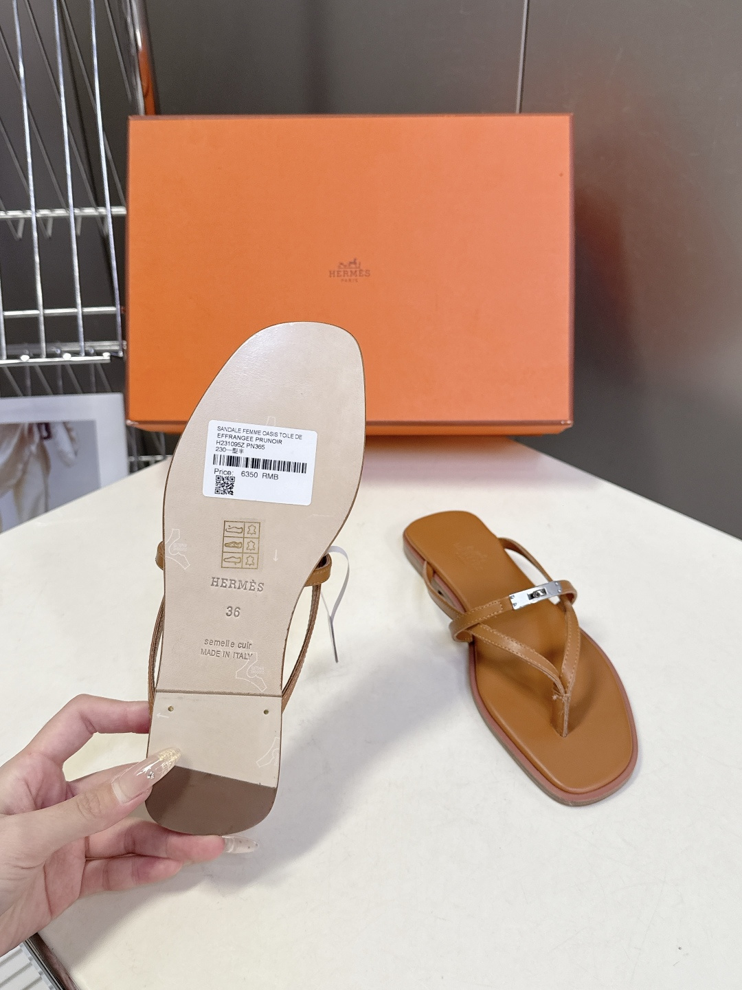 Hermes爱马仕春夏最新款Kelly扣人字拖鞋 柜柜超难配货 经典的方头版型 搭配极具辨识度五金 上脚