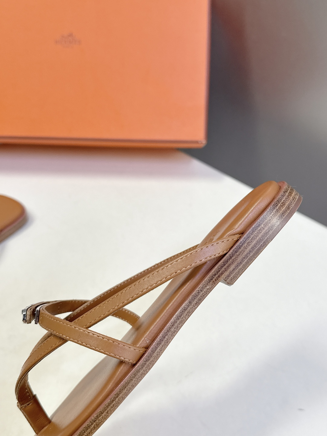 Hermes爱马仕春夏最新款Kelly扣人字拖鞋 柜柜超难配货 经典的方头版型 搭配极具辨识度五金 上脚