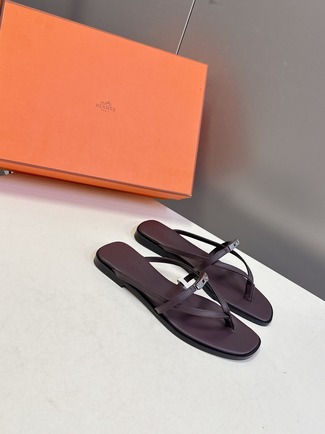 Hermes爱马仕春夏最新款Kelly扣人字拖鞋 柜柜超难配货 经典的方头版型 搭配极具辨识度五金 上脚