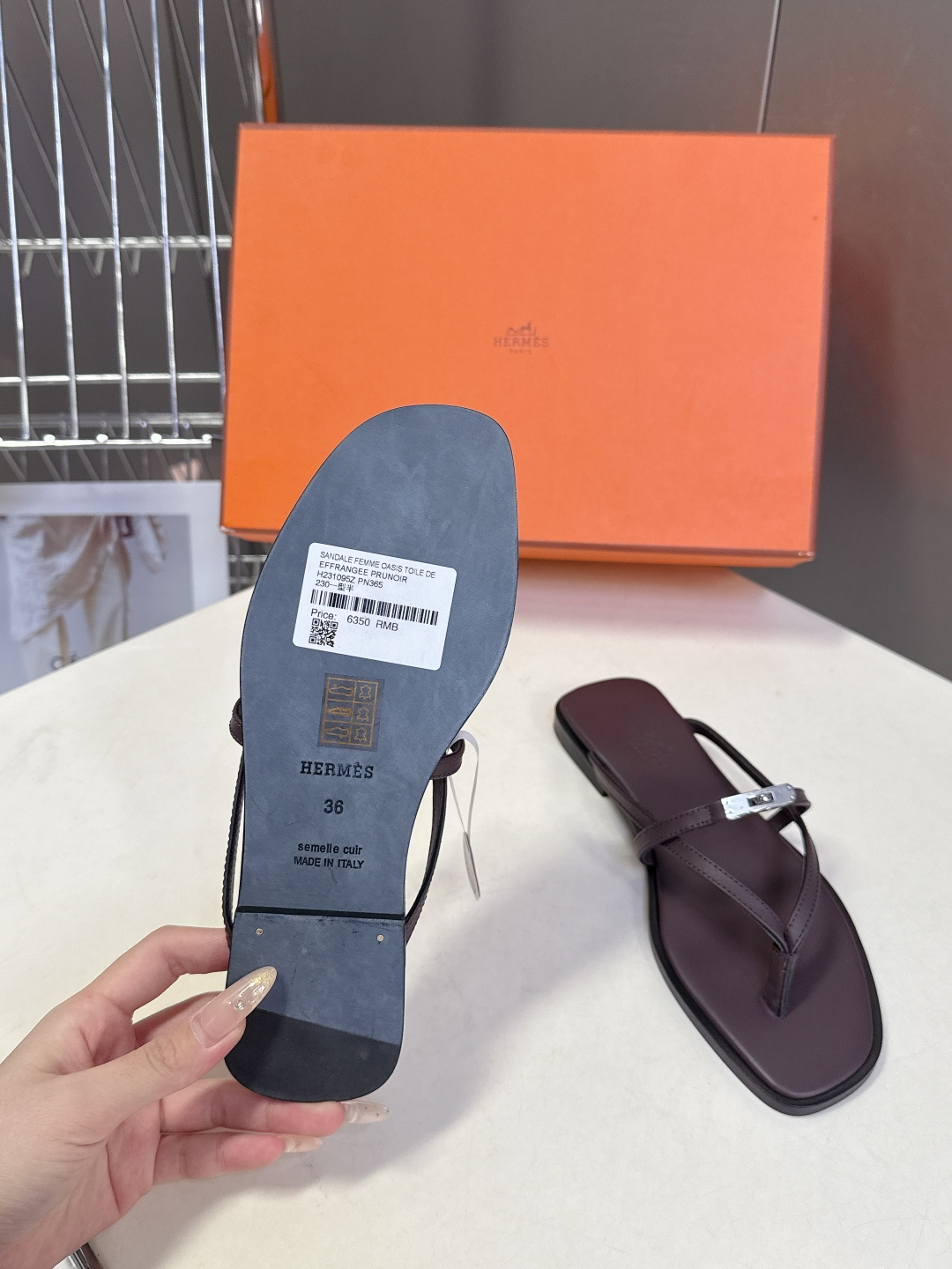 Hermes爱马仕春夏最新款Kelly扣人字拖鞋 柜柜超难配货 经典的方头版型 搭配极具辨识度五金 上脚