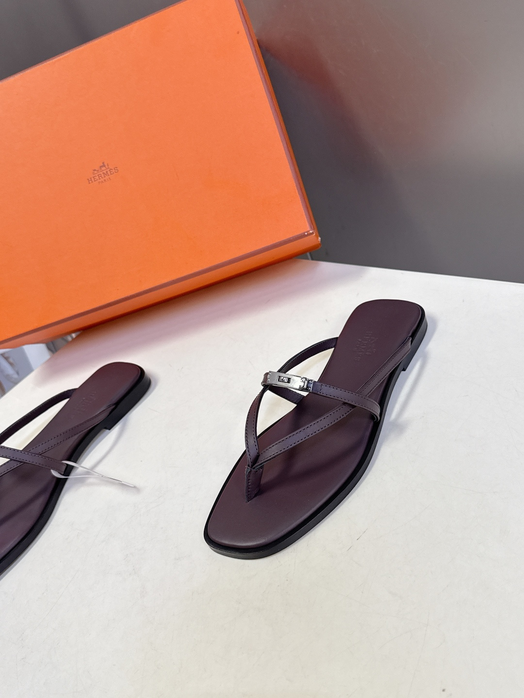 Hermes爱马仕春夏最新款Kelly扣人字拖鞋 柜柜超难配货 经典的方头版型 搭配极具辨识度五金 上脚