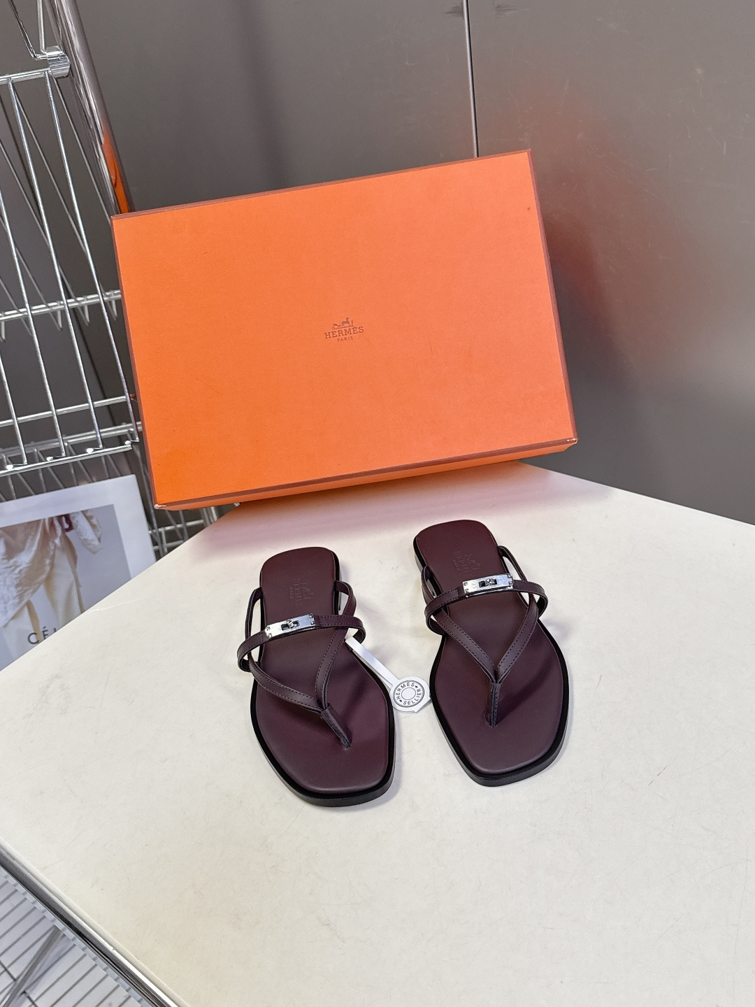 Hermes爱马仕春夏最新款Kelly扣人字拖鞋 柜柜超难配货 经典的方头版型 搭配极具辨识度五金 上脚
