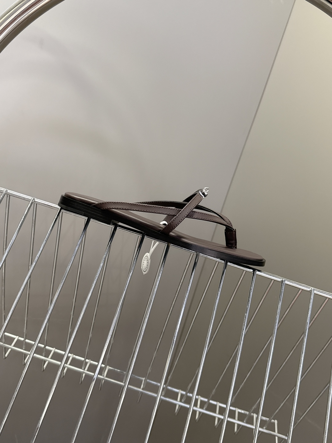 Hermes爱马仕春夏最新款Kelly扣人字拖鞋 柜柜超难配货 经典的方头版型 搭配极具辨识度五金 上脚