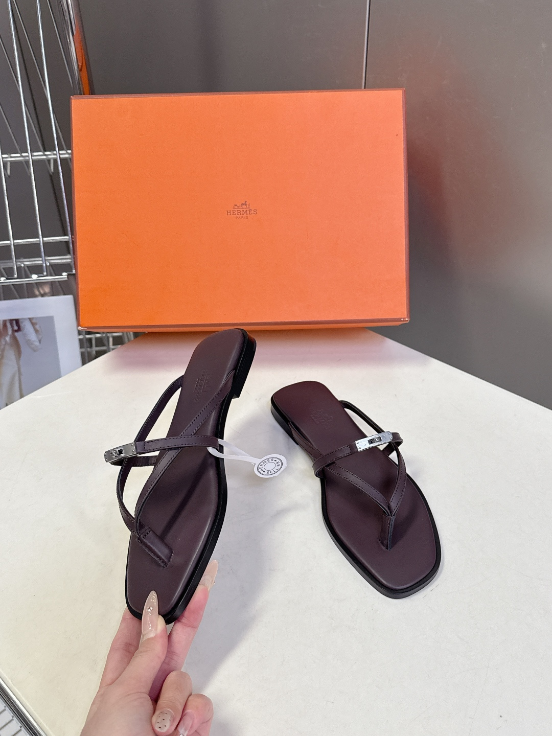 Hermes爱马仕春夏最新款Kelly扣人字拖鞋 柜柜超难配货 经典的方头版型 搭配极具辨识度五金 上脚