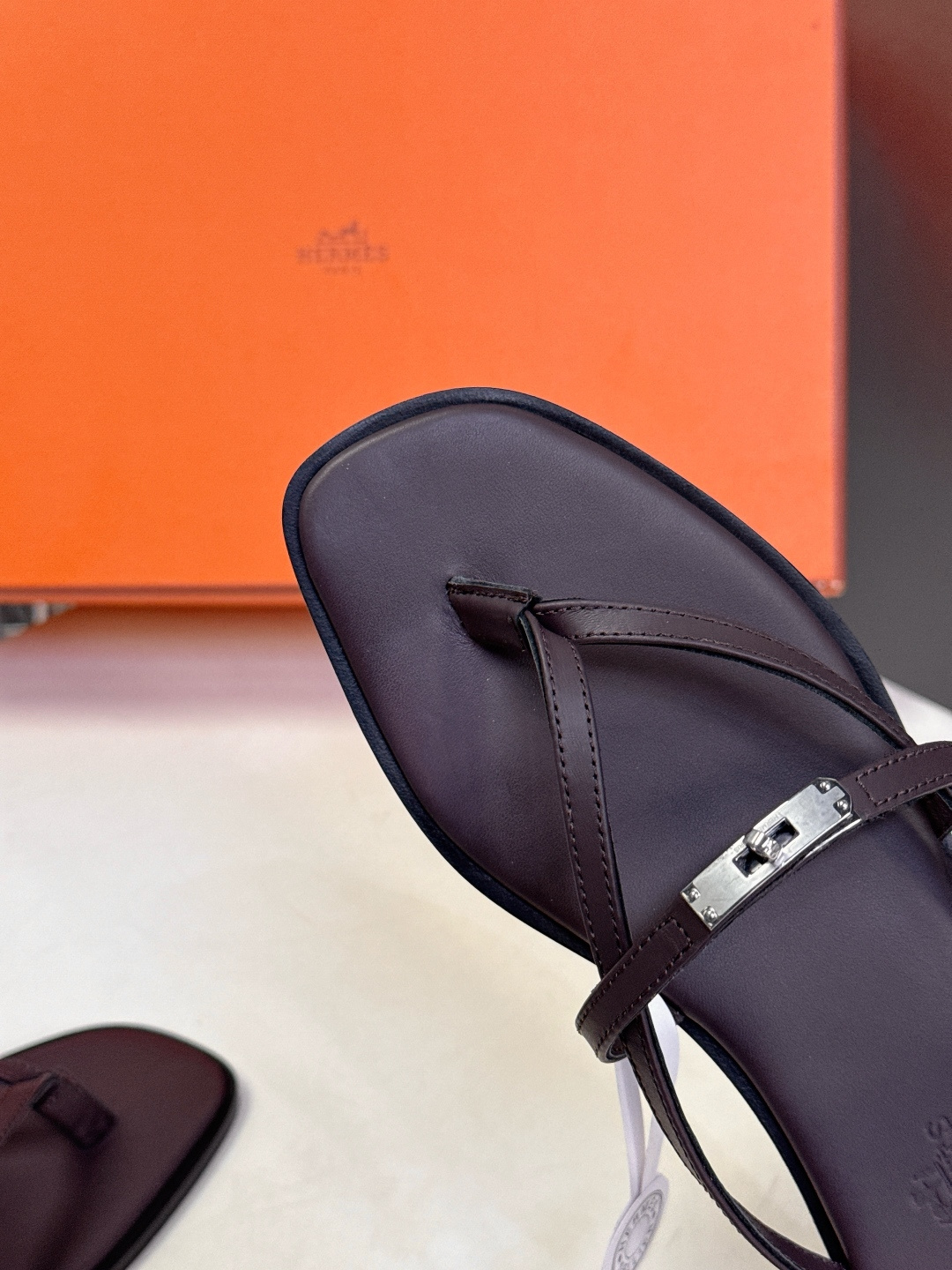 Hermes爱马仕春夏最新款Kelly扣人字拖鞋 柜柜超难配货 经典的方头版型 搭配极具辨识度五金 上脚