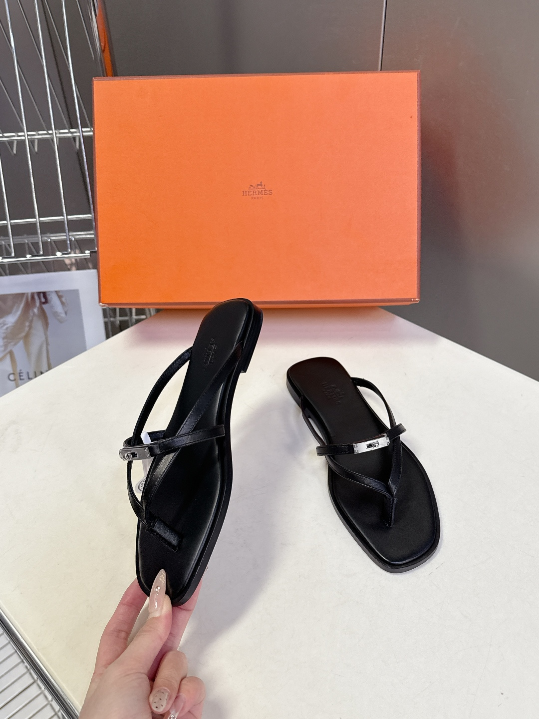 Hermes爱马仕春夏最新款Kelly扣人字拖鞋 柜柜超难配货 经典的方头版型 搭配极具辨识度五金 上脚