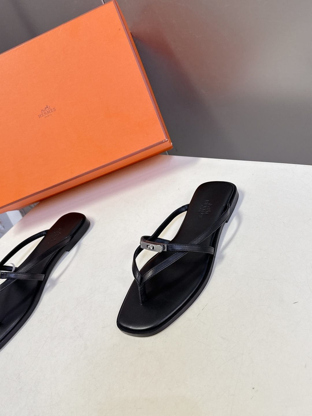 Hermes爱马仕春夏最新款Kelly扣人字拖鞋 柜柜超难配货 经典的方头版型 搭配极具辨识度五金 上脚