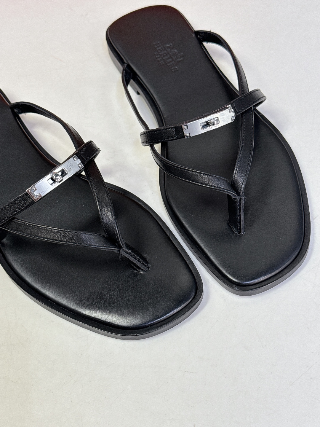 Hermes爱马仕春夏最新款Kelly扣人字拖鞋 柜柜超难配货 经典的方头版型 搭配极具辨识度五金 上脚