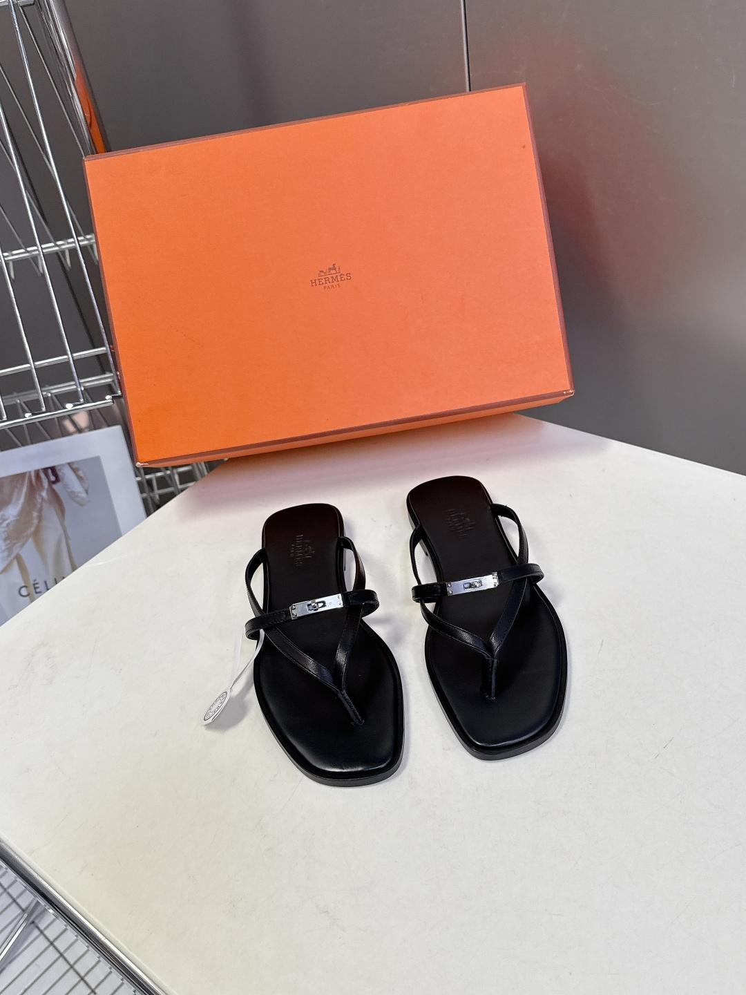 Hermes爱马仕春夏最新款Kelly扣人字拖鞋 柜柜超难配货 经典的方头版型 搭配极具辨识度五金 上脚