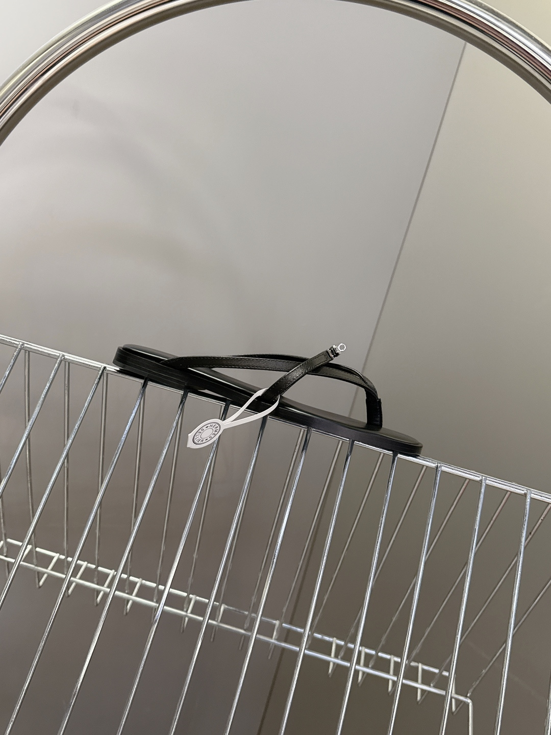 Hermes爱马仕春夏最新款Kelly扣人字拖鞋 柜柜超难配货 经典的方头版型 搭配极具辨识度五金 上脚