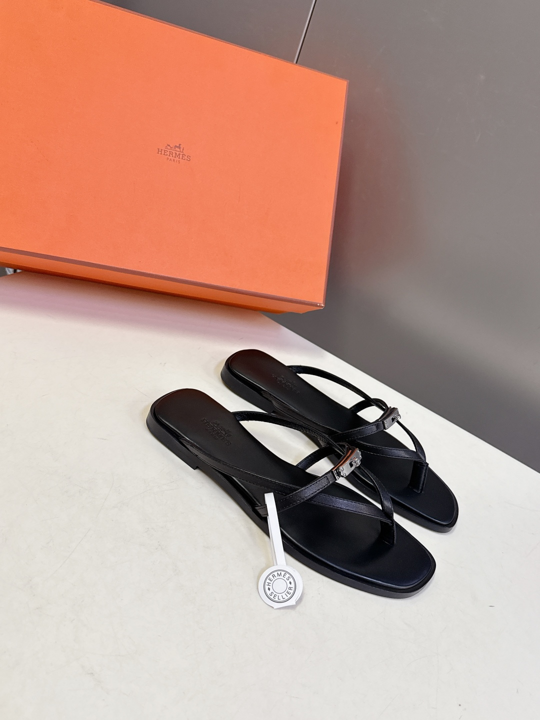 Hermes爱马仕春夏最新款Kelly扣人字拖鞋 柜柜超难配货 经典的方头版型 搭配极具辨识度五金 上脚