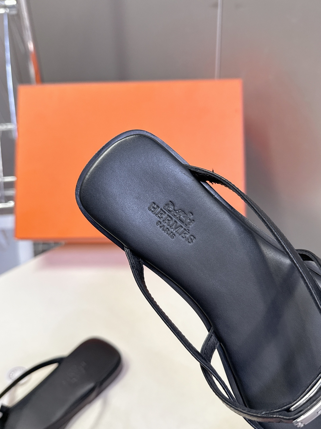 Hermes爱马仕春夏最新款Kelly扣人字拖鞋 柜柜超难配货 经典的方头版型 搭配极具辨识度五金 上脚