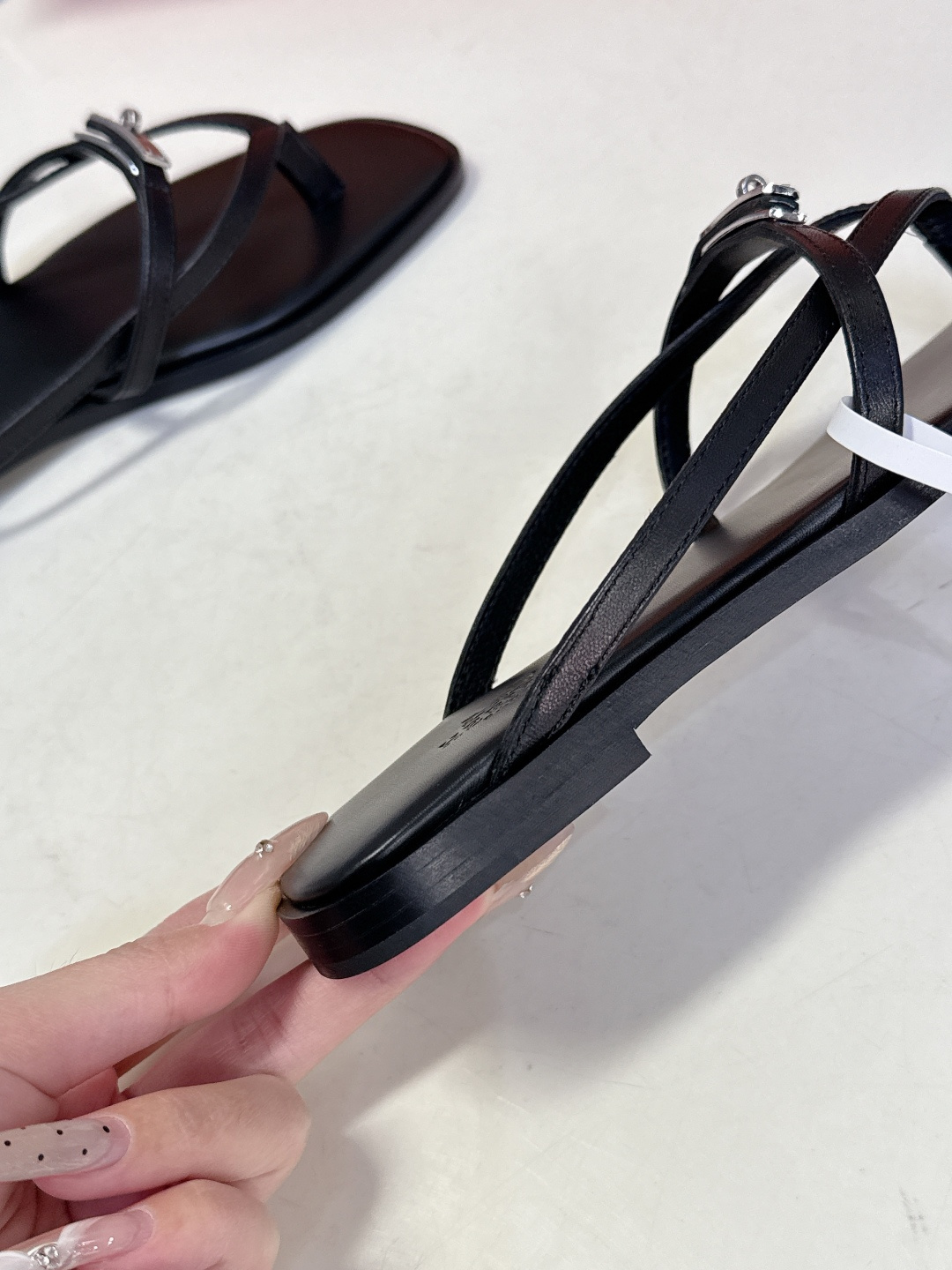 Hermes爱马仕春夏最新款Kelly扣人字拖鞋 柜柜超难配货 经典的方头版型 搭配极具辨识度五金 上脚