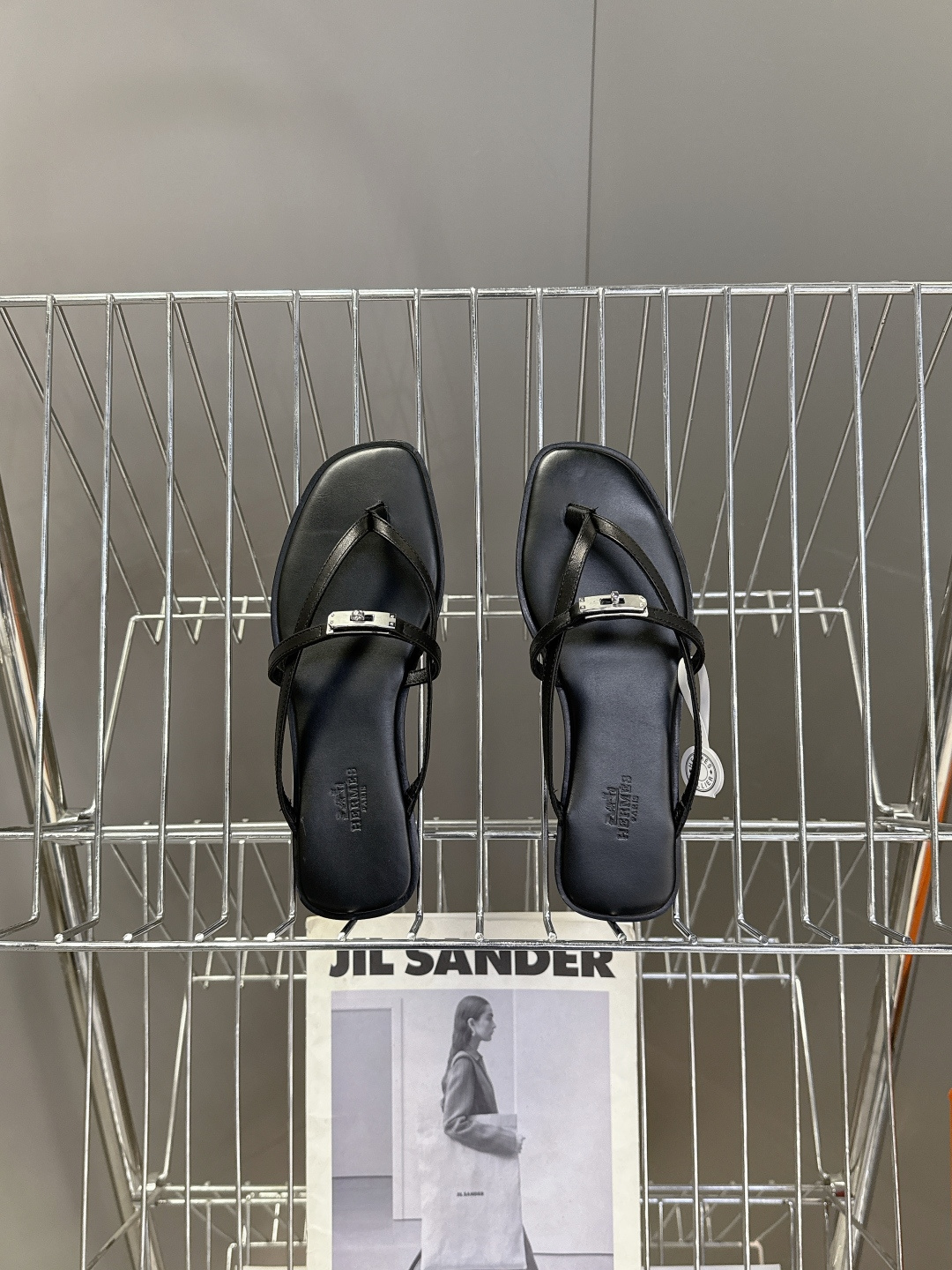 Hermes爱马仕春夏最新款Kelly扣人字拖鞋 柜柜超难配货 经典的方头版型 搭配极具辨识度五金 上脚