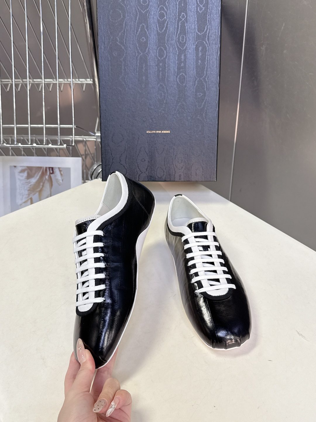 Dries Van Noten2026春夏复古德训鞋极简平底休闲鞋属于复古德训鞋极简平底休闲鞋，鞋型为低