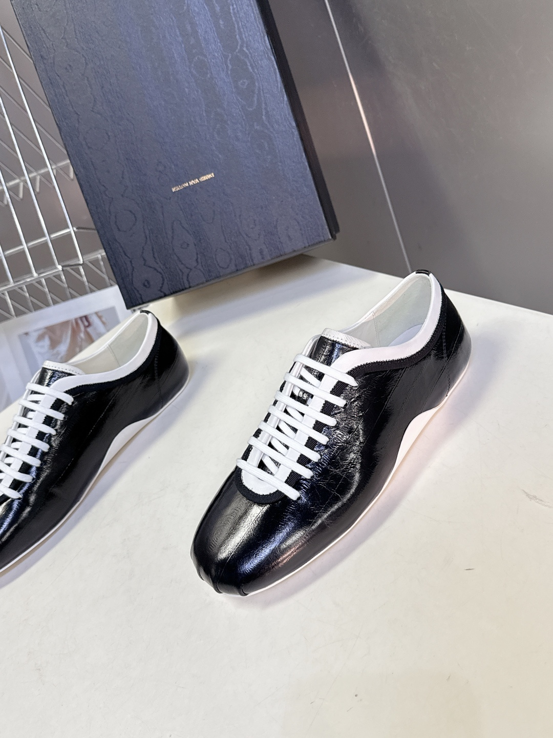 Dries Van Noten2026春夏复古德训鞋极简平底休闲鞋属于复古德训鞋极简平底休闲鞋，鞋型为低